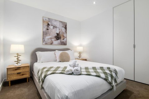 Modern 2BR Apt W City Views, Balcony & Wi-Fi - Accommodation Fremantle 3