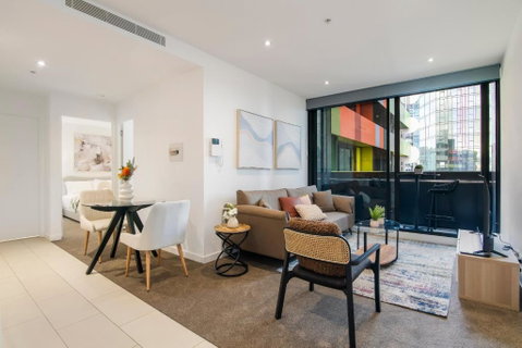 Modern 2BR Apt W City Views, Balcony & Wi-Fi - Accommodation Fremantle 2