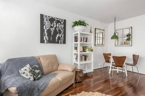 Modern City-Fringe Apartment In New Town - Accommodation Fremantle 1