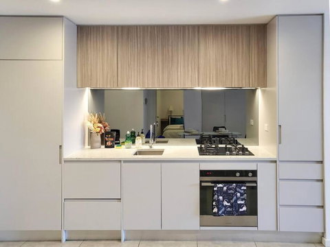 Modern Elegance: 2 Bedroom Oasis W/ Free Parking - Accommodation Fremantle 1