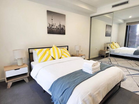 Modern Elegance: 2 Bedroom Oasis W/ Free Parking - Accommodation Fremantle 0