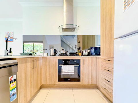 Modern Home In Central Oakleigh East - Accommodation Fremantle 3