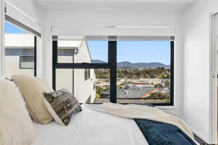 Mountain View Villa-close To Shops-10min To CBD - Accommodation Fremantle 2
