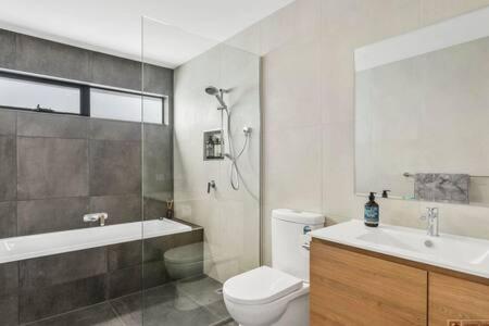 Mountain View Villa-close To Shops-10min To CBD - Accommodation Fremantle 1
