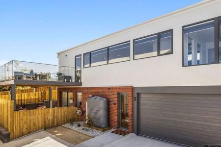 Mountain View Villa-close To Shops-10min To CBD - Accommodation Fremantle 3