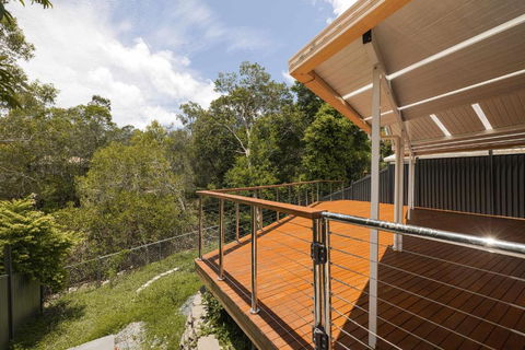 NEW 3BR Serene Creekside Retreat In Helensvale - Accommodation Fremantle 0
