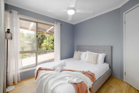 NEW 3BR Serene Creekside Retreat In Helensvale - Accommodation Fremantle 2