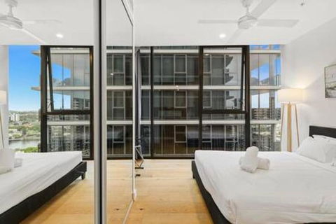 NEW Centrally Located High Level Studio Apartment - Accommodation Fremantle 1
