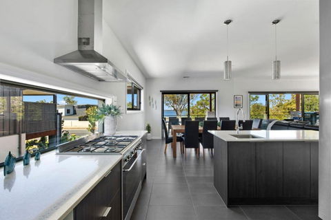 NEW - Sunrise Waters Holiday House - Accommodation Fremantle 1