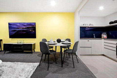 OCEAN VIEW - One Bedroom Spa Apartment - Circle On Cavill - Self Contained, Privately Managed - Accommodation Fremantle 3