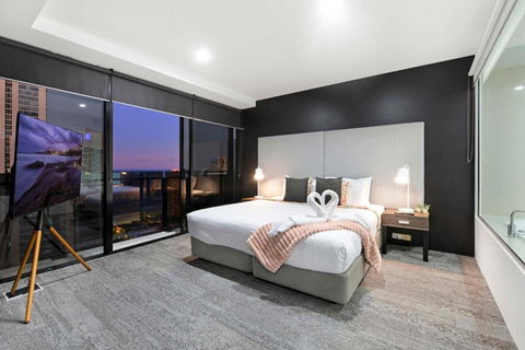 OCEAN VIEW - One Bedroom Spa Apartment - Circle On Cavill - Self Contained, Privately Managed - Accommodation Fremantle 0