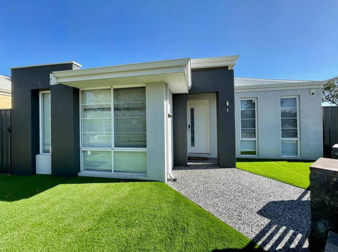 Nice And Neat House For Your Journey - Renovated - Accommodation Fremantle 2