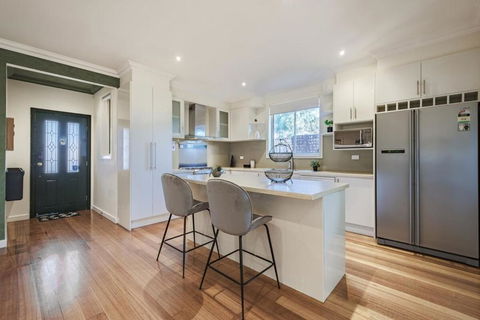 Nunawading Beautiful 3br Housedeckingcourtyard - Accommodation Fremantle 3