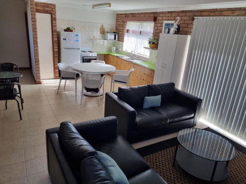 Ocean Beach Chalet 16 - Accommodation Fremantle 2