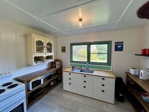 Old Oak Tree Cottage - Accommodation Fremantle 3