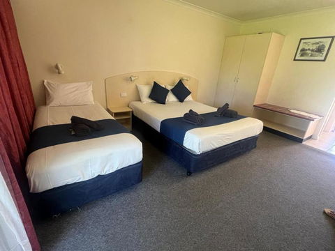 Outback Quarters Motel Hay And Restaurant - Accommodation Fremantle 2