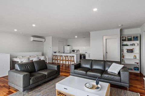 One Merino Panoramic Beach House Modern Sleeps 10 - Accommodation Fremantle 2