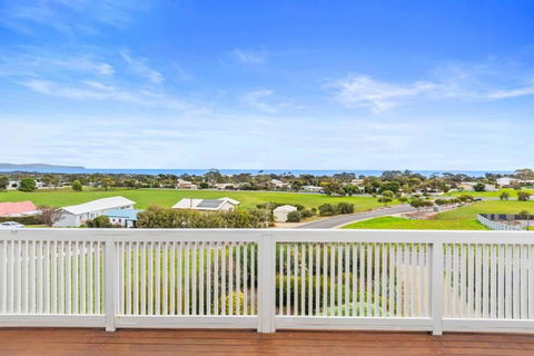One Merino Panoramic Beach House Modern Sleeps 10 - Accommodation Fremantle 3
