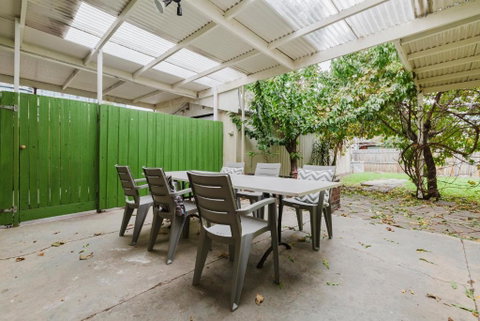 Palms By Yarraville With Large 2 Bed Home & Yard - Accommodation Fremantle 2