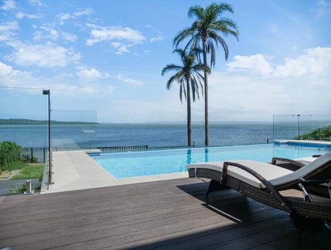 Panoramic Lakefront 6 BDRM Villa - Accommodation Fremantle 0