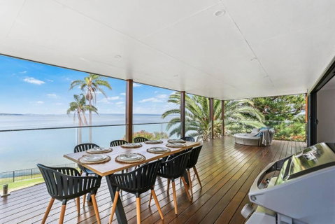 Panoramic Lakefront 6 BDRM Villa - Accommodation Fremantle 2