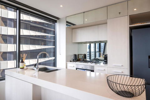 Panoramic View - Albert Park Lake & Shrine Views - Accommodation Fremantle 2