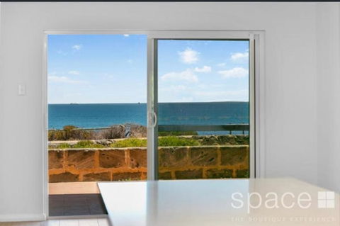 Perfect Oceanfront Cottesloe Apartment - Accommodation Fremantle 2