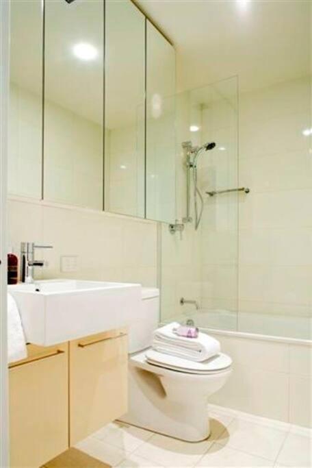 Perfectly Located Crows Nest Apartment C404 - Accommodation Fremantle 2