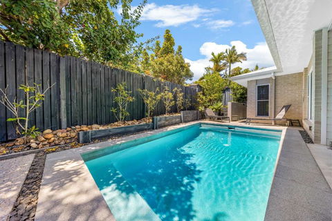Pet Friendly Holiday Home With Pool On Alex - Accommodation Fremantle 1