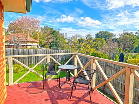 Pet-Friendly Retreat 2BR Ringwood Prime Location - Accommodation Fremantle 0