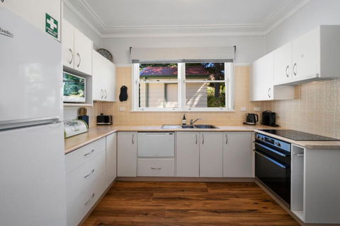 Pine Lodge - Accommodation Fremantle 2