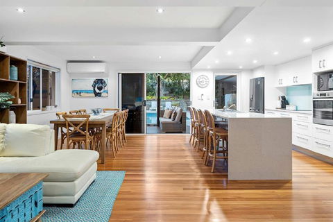 Pool Side Luxury Pet Friendly - Walk To The Beach - Accommodation Fremantle 2