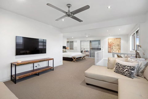 Pool Side Luxury Pet Friendly - Walk To The Beach - Accommodation Fremantle 3