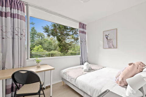 Quaint Queen Room - Central Location At Pymble - Shared Bathroom - Accommodation Fremantle 0