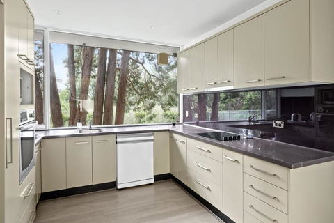 Quaint Queen Room - Central Location At Pymble - Shared Bathroom - Accommodation Fremantle 3