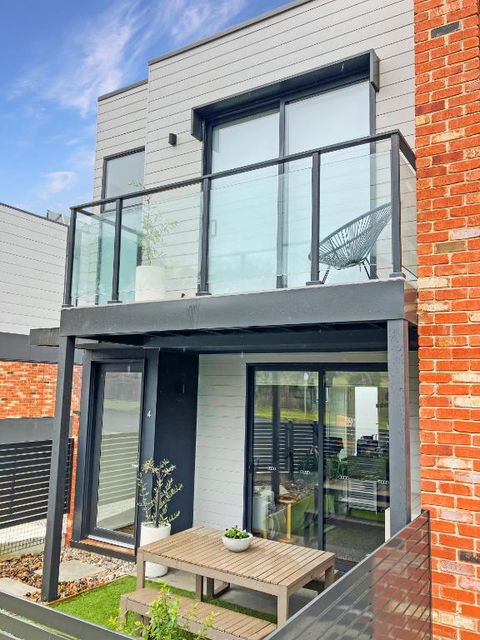 Private Room & Ensuite, In Shared Modern 2 Level Apartment - Full Use Of All Facilities - Accommodation Fremantle 1