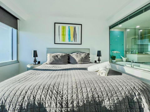 Q1 Skyview Retreat - Level 31 Spectacular Views - Accommodation Fremantle 1
