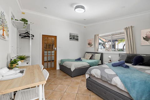 Quadruple Ensuite Room - Nearby Stations & Shops - Accommodation Fremantle 0