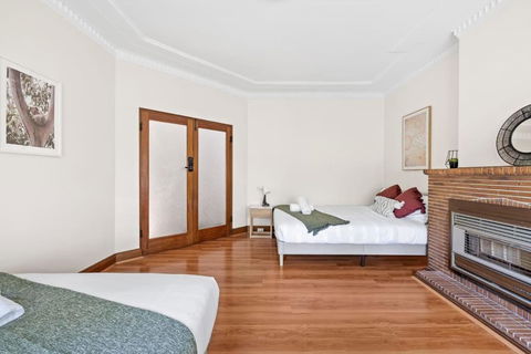Quadruple Room - Near Transport & Shops - Shared Bathroom - Accommodation Fremantle 0