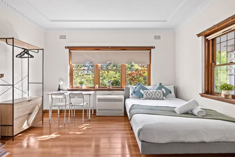 Quadruple Room - Near Transport & Shops - Shared Bathroom - Accommodation Fremantle 1