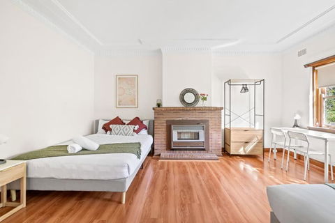 Quadruple Room - Near Transport & Shops - Shared Bathroom - Accommodation Fremantle 2