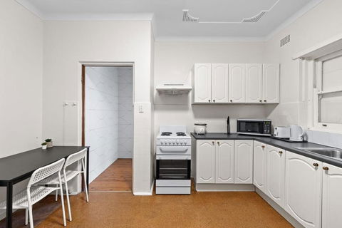 Quadruple Room - Near Transport & Shops - Shared Bathroom - Accommodation Fremantle 3