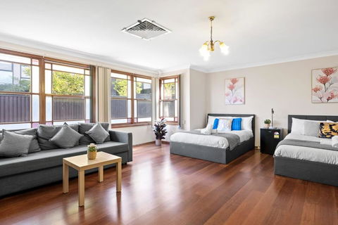 Quadruple Room W Ensuite In Gordon Near Train & Bus - Accommodation Fremantle 0