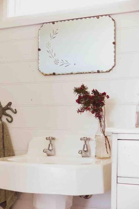 Quaint And Intimate 1-bed Seaside Cottage - Accommodation Fremantle 3