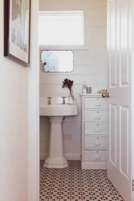 Quaint And Intimate 1-bed Seaside Cottage - Accommodation Fremantle 2