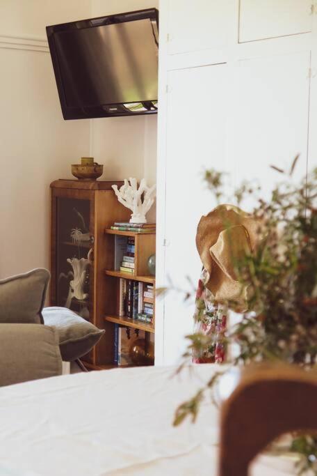 Quaint And Intimate 1-bed Seaside Cottage - Accommodation Fremantle 1