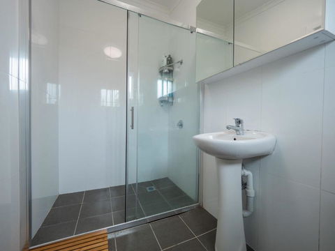 Quaint Double Or Queen Room - Mins To Stations&UNSW - Shared Bathroom - Accommodation Fremantle 3