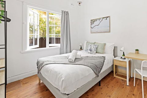 Quaint Double Room - Seconds To Shops & Eateries - Shared Bathroom - Accommodation Fremantle 0