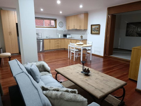 Quiet Nature-Filled Ground Floor Unit - Accommodation Fremantle 2