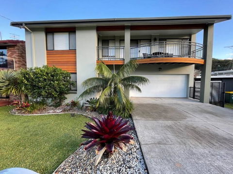 Rainbow Beachhouse - Deluxe, Pristine Location - Accommodation Fremantle 0
